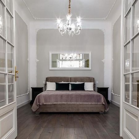 3 Room Apartments , Rohatyntsyv Street リヴィウ エクステリア 写真