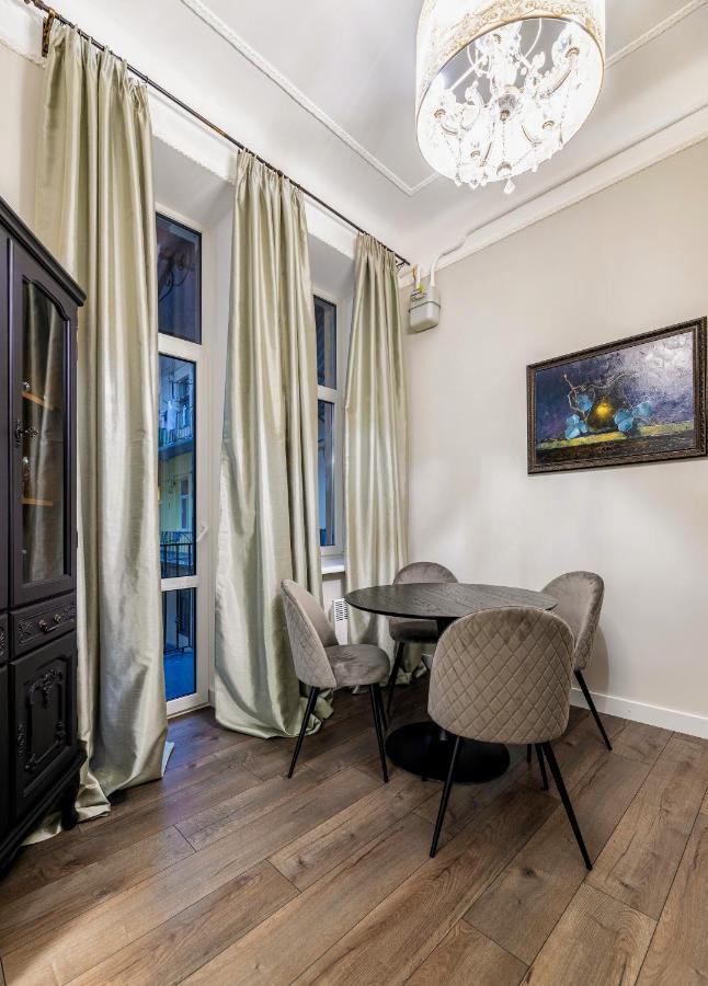 3 Room Apartments , Rohatyntsyv Street リヴィウ エクステリア 写真