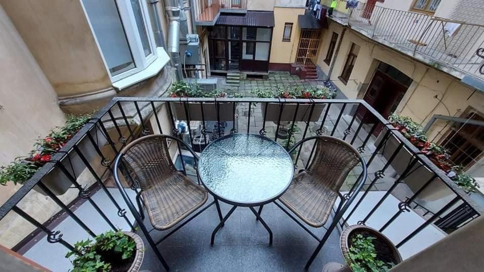 3 Room Apartments , Rohatyntsyv Street リヴィウ エクステリア 写真
